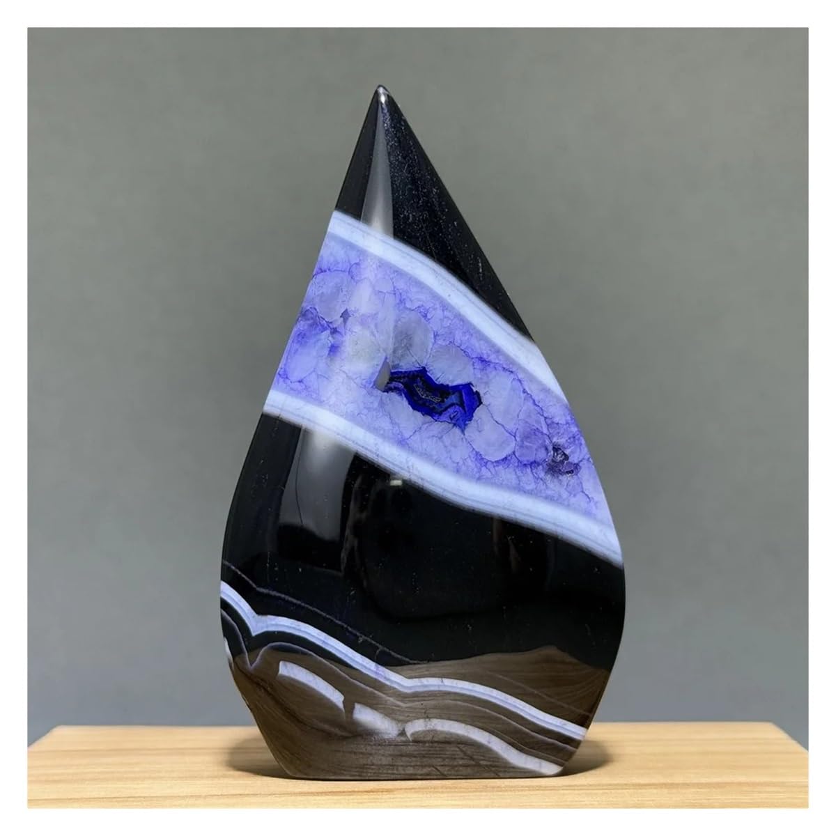 Pierre de Cristal d'Agate Violette Naturelle : Sublimez Votre Salon avec cet Ornement Libre