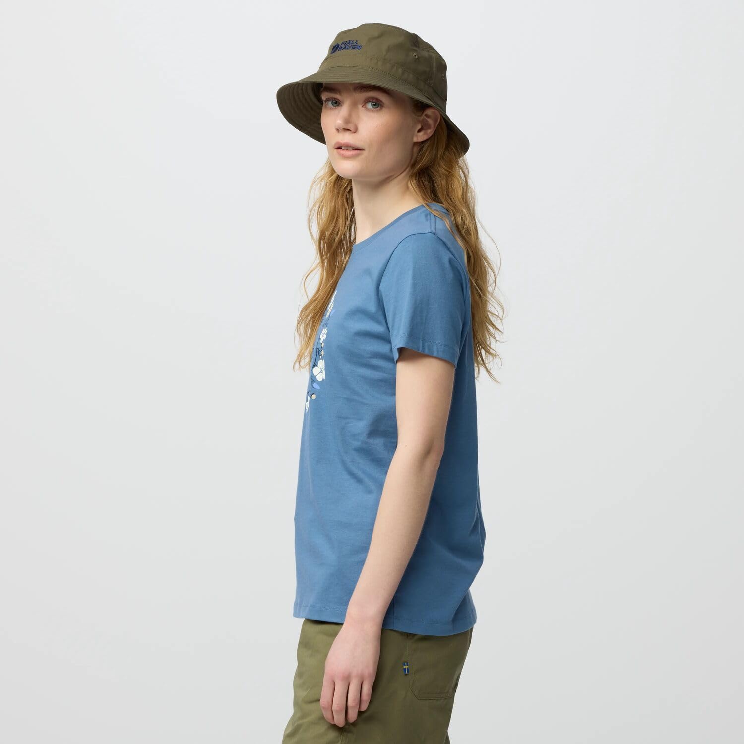 Fjällräven Damen T-Shirt Fjällblomster Fox | Aus Bio-Baumwolle. Print auf Vorderseite mit schwedischen Bergblumen und Polarfuchs-Logo. Rundhalsausschnitt. Slim Fit.