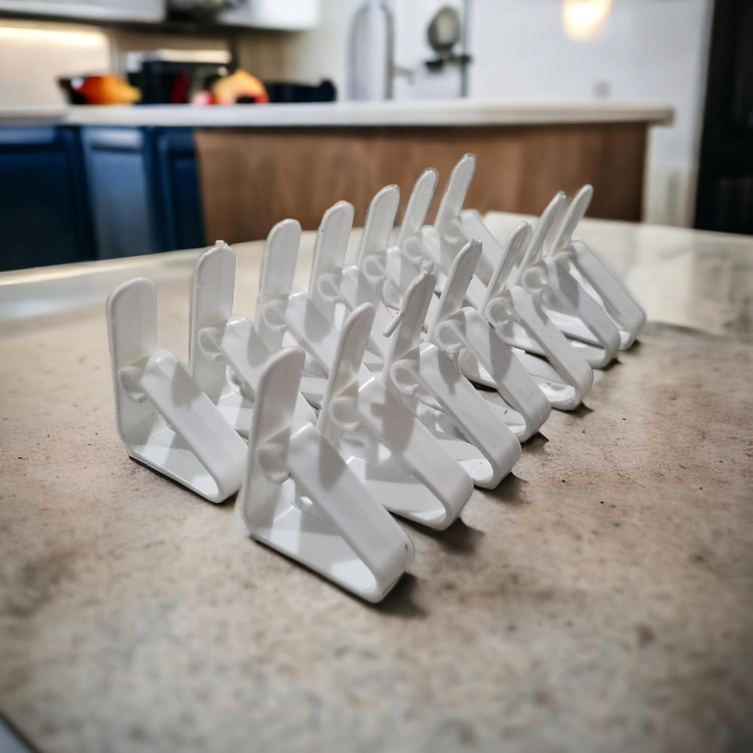 Image secondaire de Set de 28 Pinces Nappes en Plastique Robustes - Clips Polyvalents pour Tables