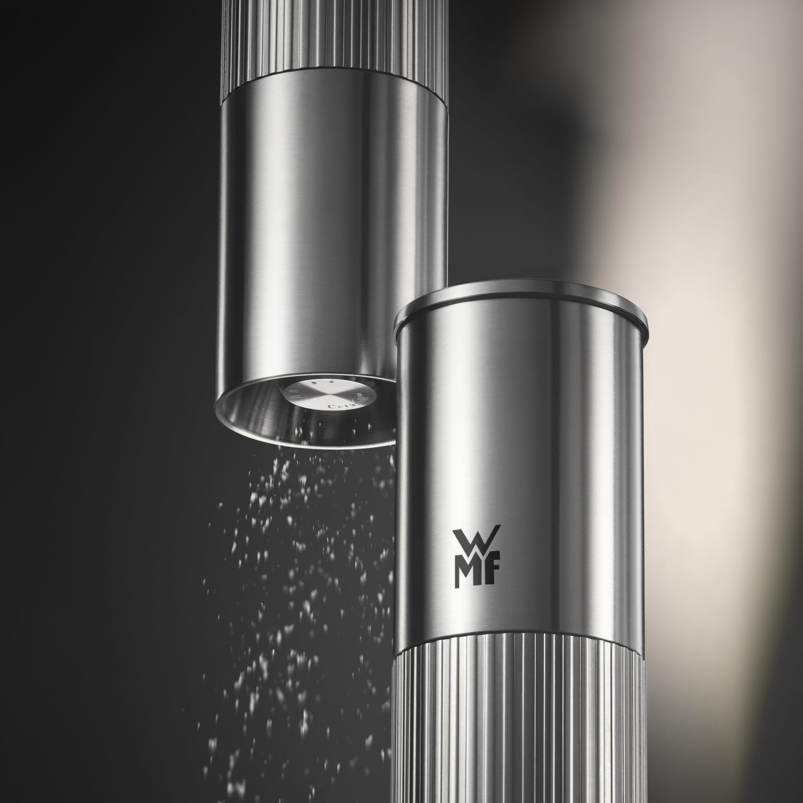 WMF Signature Pro Gewürzmühle – Salz- und Pfeffermühle mit Keramikmahlwerk, einstellbarem Mahlgrad, leicht befüllbar, magnetischem Aromaschutzdeckel, langlebiger Edelstahl, manuell