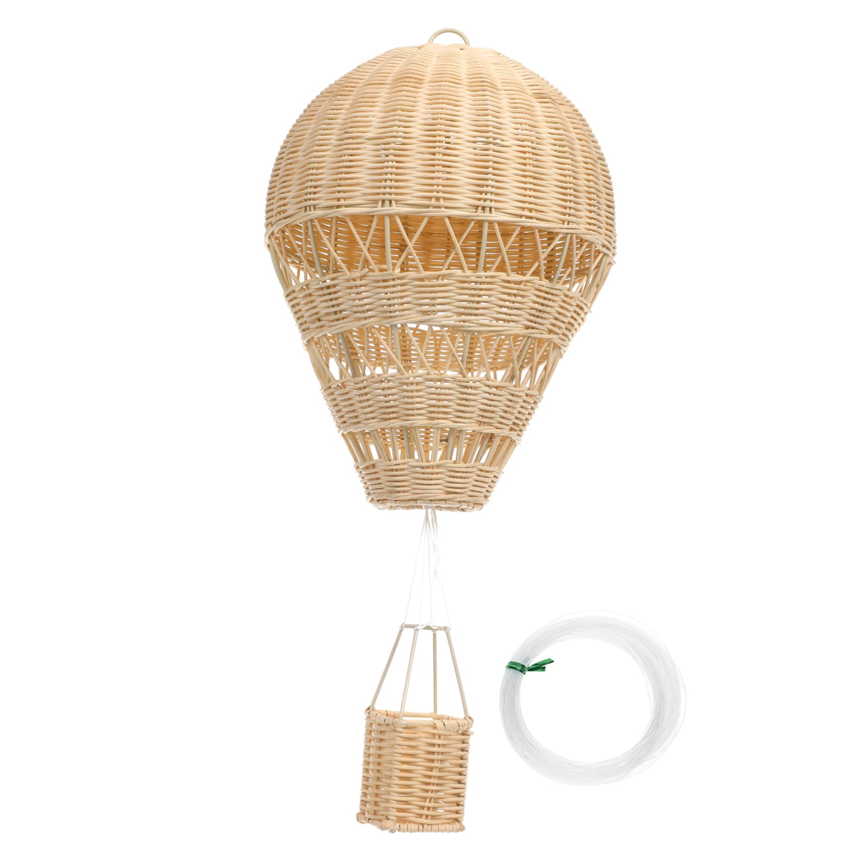 Montgolfière suspendue en rotin pour sublimer la décoration murale d'une chambre de bébé