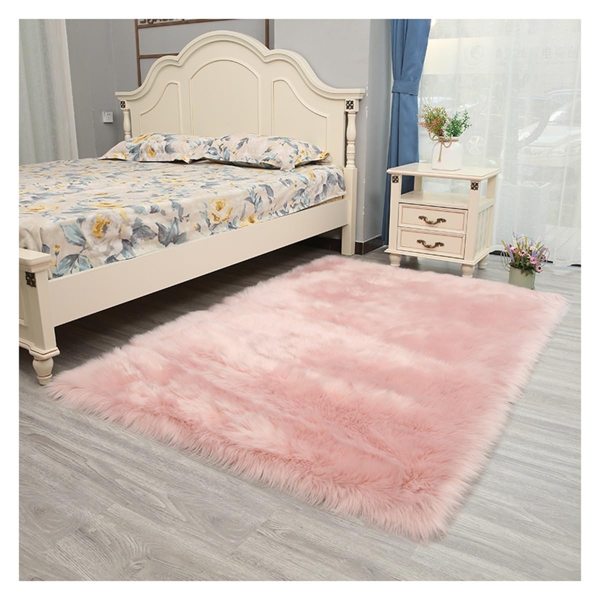 Tapis de salon fluffy rose pour une descente de lit cocooning