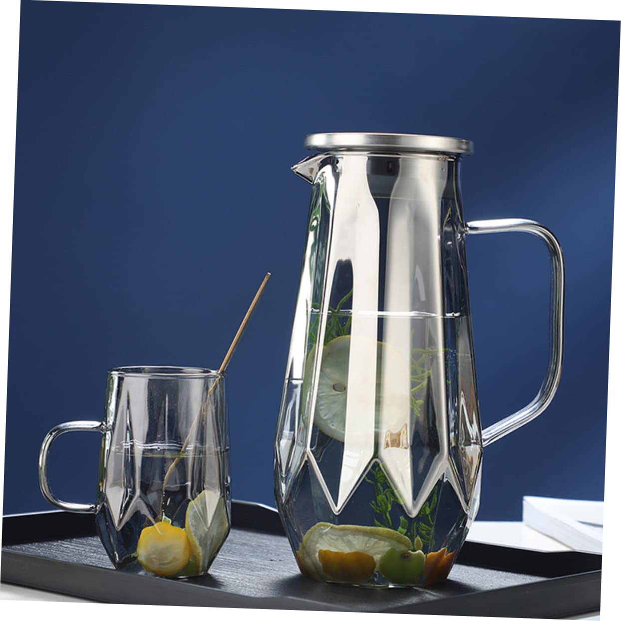 Wasserkaraffe 1, 8l aus Glas für Bier und Milch, Elegante Ausführung | Großes Fassungsvermögen, Multifunktionale Nutzung, Stil, Passend für Hotel und Gesellige Runden
