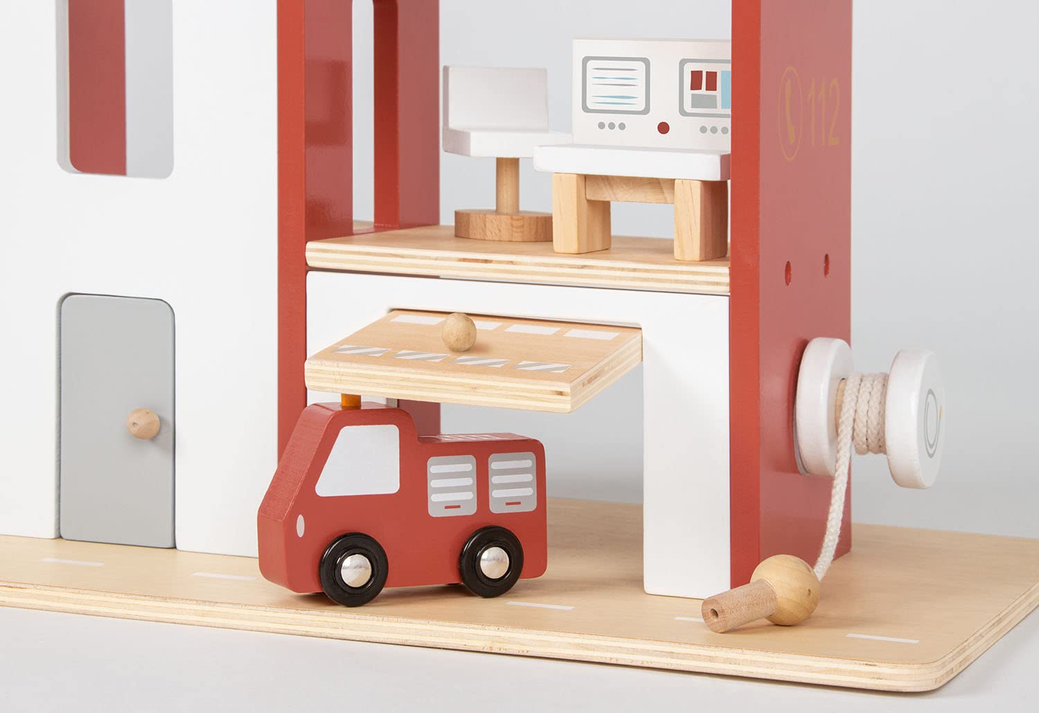 PINOLINO Feuerwache Ben mit Zubehör, aus Holz, 12-tlg, mit Garage, Rutschstange und abrollbarem Schlauch, klar und bunt lackiert, Rot