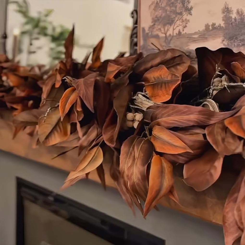 Girlanda z liści magnolii z imitacji jedwabiu w kolorze brązowym szyszkami sosnowymi. Wieniec liści magnolii może zachować pełnię i piękno