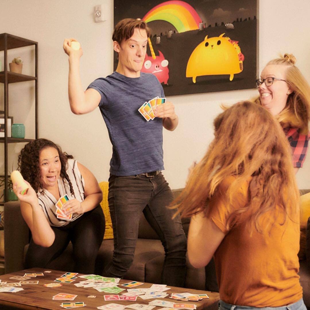 Asmodee - Throw Throw Burrito - Divertente Gioco da Tavolo, con Due Burrito Squishy, Carte da Gioco, 7+ Anni, 2-6 Giocatori, Edizione in Italiano