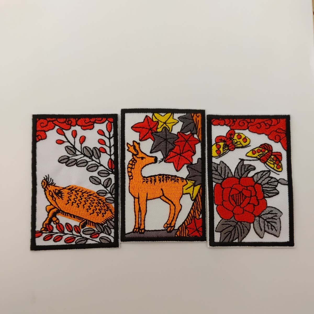 Amazon.co.jp: アイロンワッペン パッチ 5-081 花札 猪鹿蝶 : おもちゃ