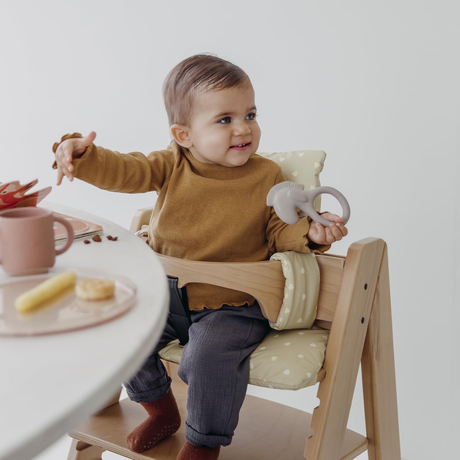 Meyco Baby Sitzverkleinerer Hochstuhl - BPA & PVC-frei - wasserfestes PU-Sitzkissen - leicht zu reinigen - Sitzauflage für div. Marken wie Stokke, Hauck etc. - Sweet Heart Sand/Soft Sand