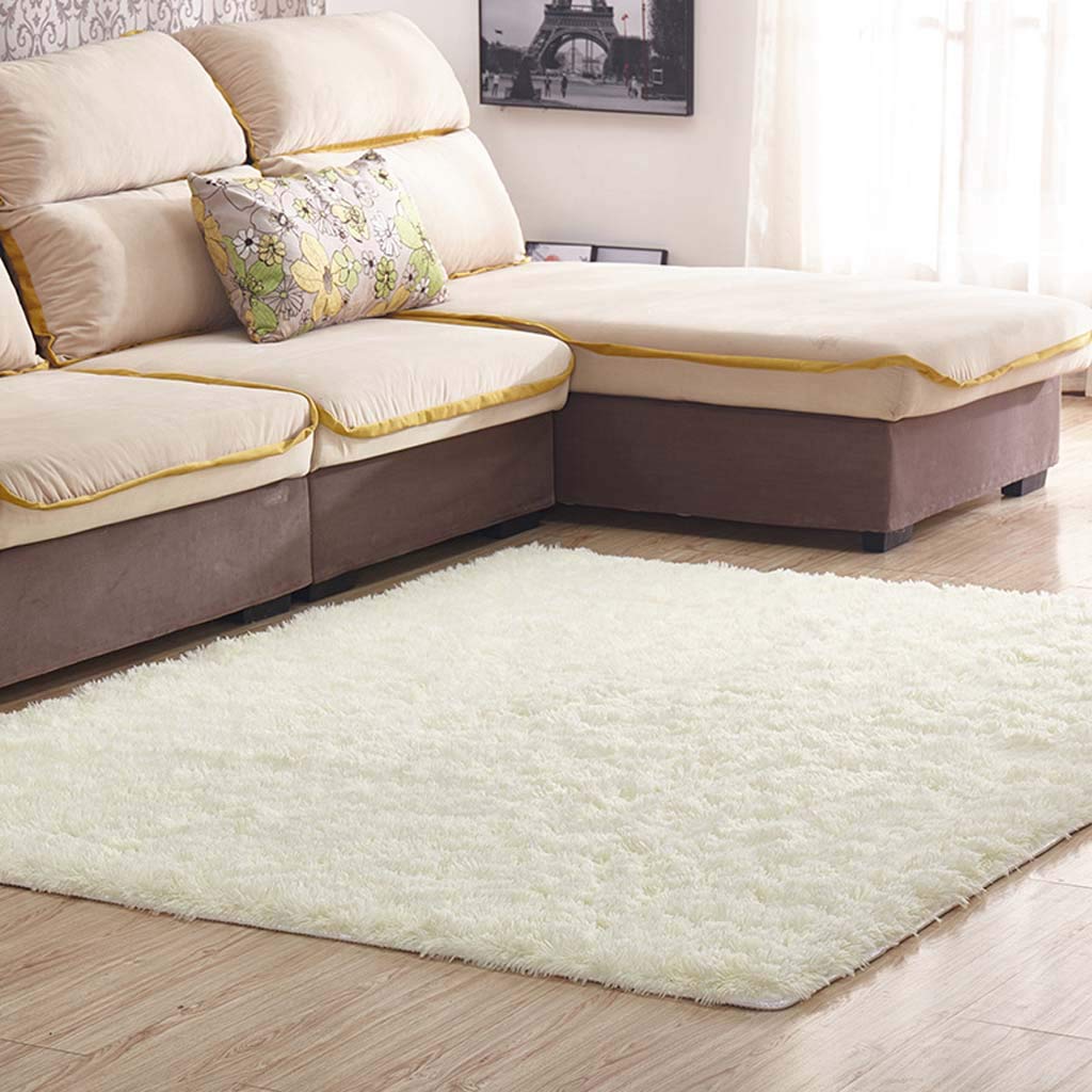 Tapis chambre à coucher au réveil doux sous le lit et devant la table basse salon