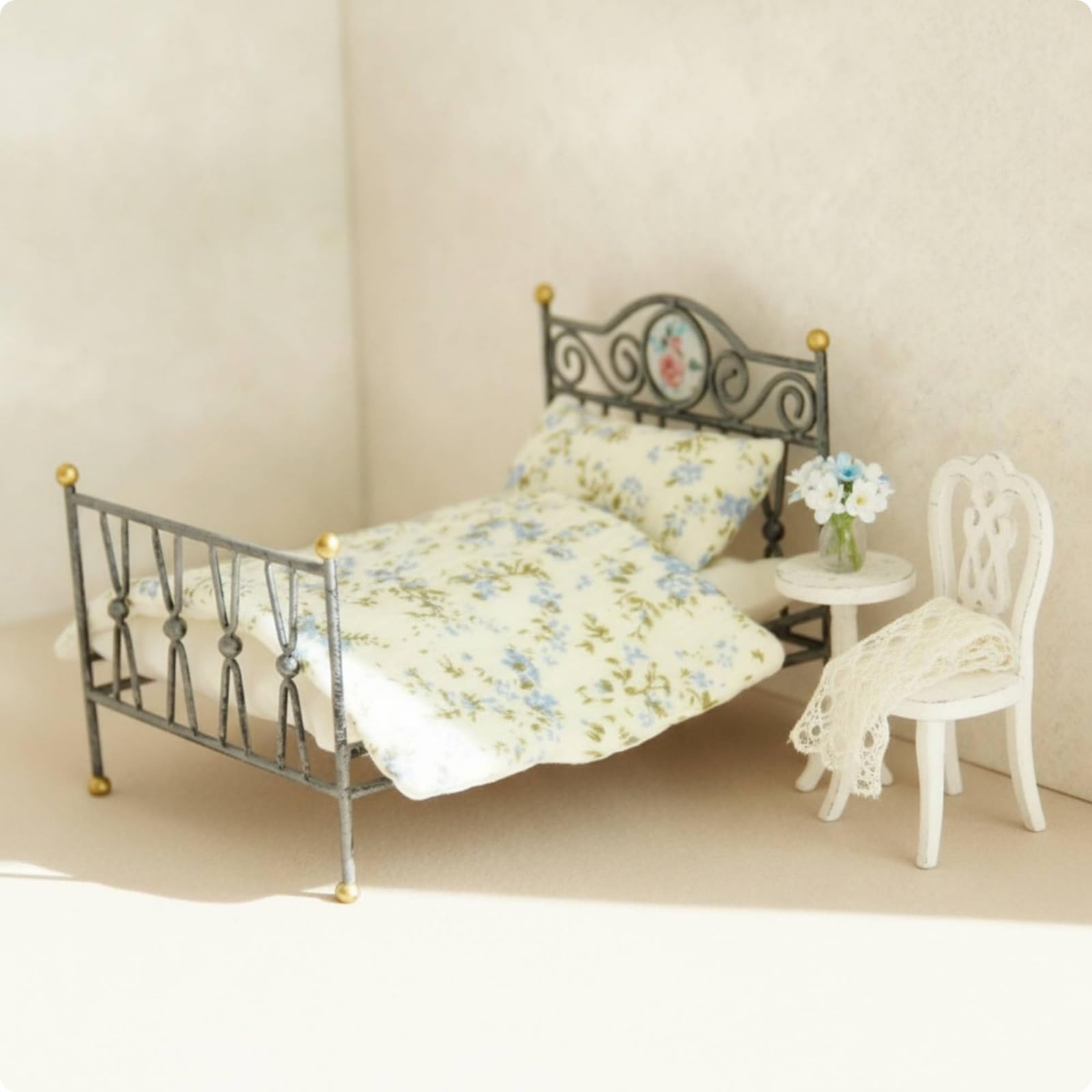 Letto in Miniatura Letto Bambola Letto, Nero, Letto In Ferro Retrò Con Biancheria Da Letto In Pizzo