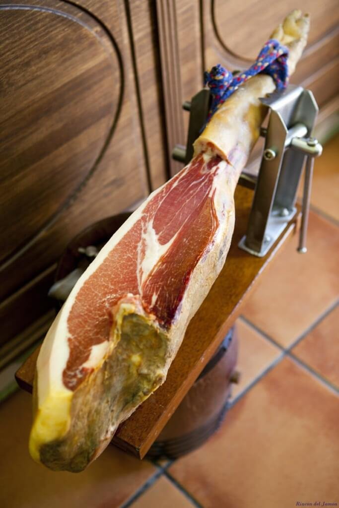 Serranoschinken RESERVA +15 Monate luftgetrocknet JAMONJA ganzer Schinken mit Huf aus Teruel ohne Halterung