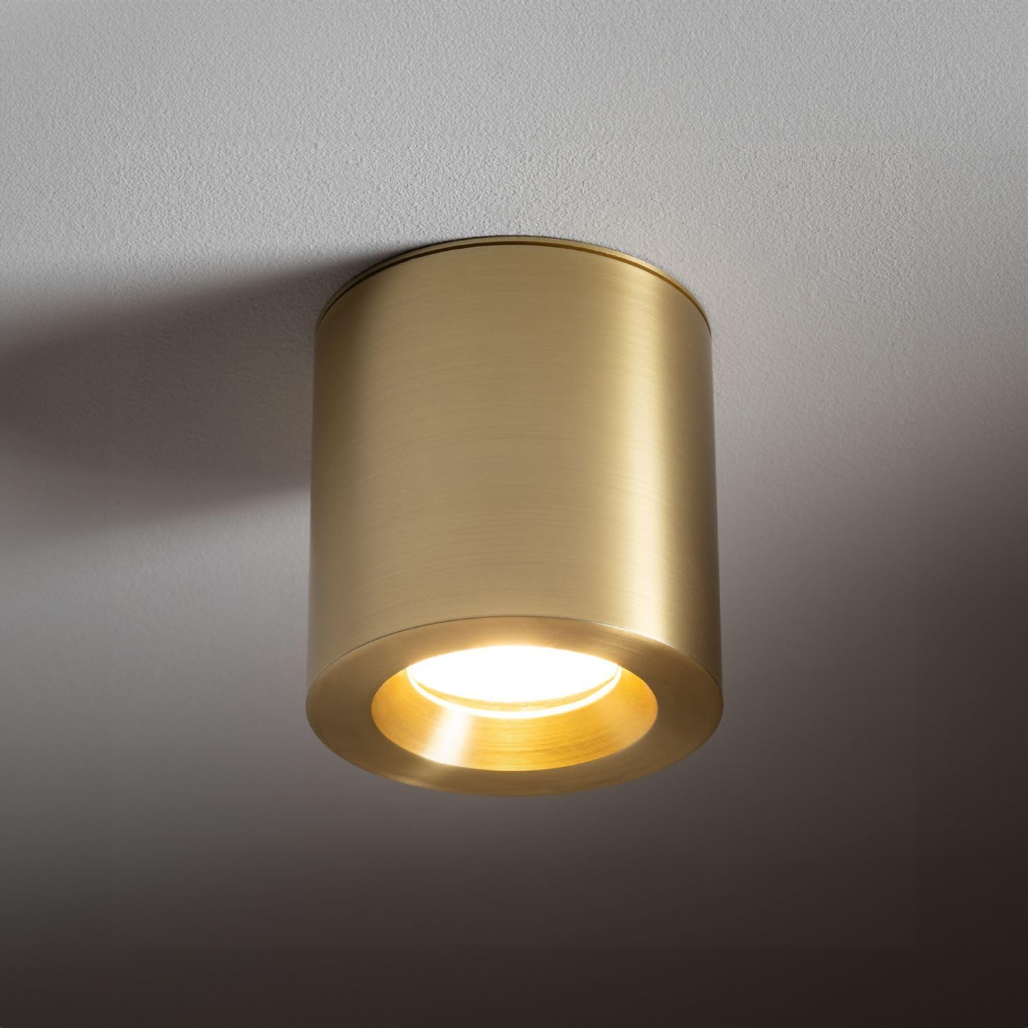 Licht-Erlebnisse Deckenstrahler Aluminium in Gold IP44 Bad Küche Flur 8,5 cm rund GU10 Zeitlos elegant stilvoll akzentuiert kleiner Deckenspot Badezimmer AZORK