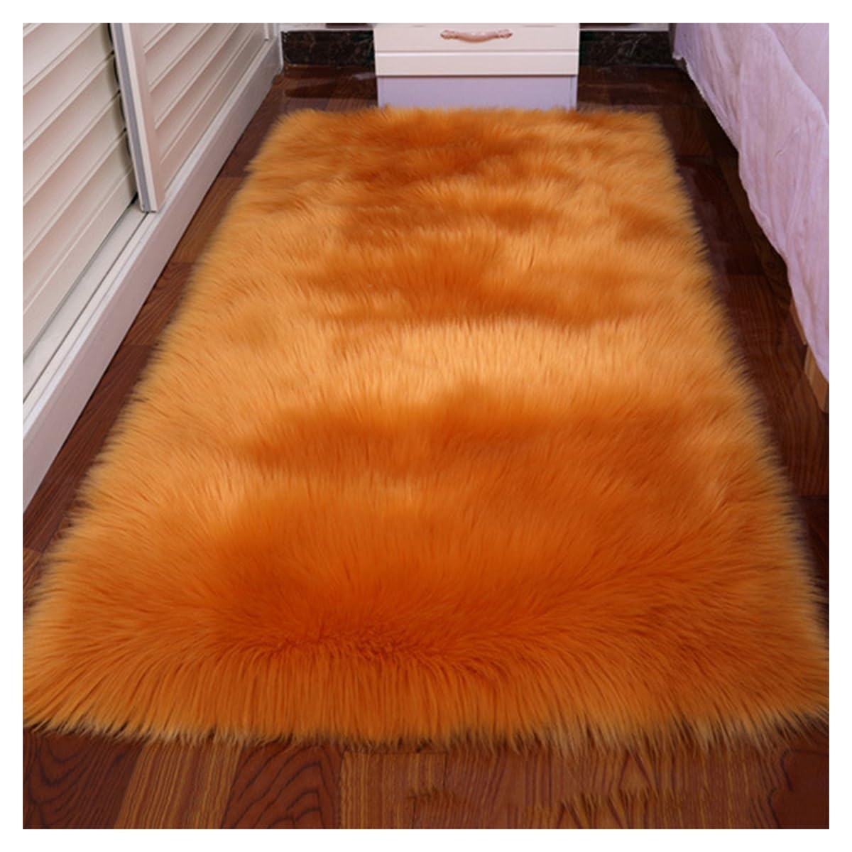 Tapis fausse fourrure orange ultra doux pour isoler le sol de la chambre enfant