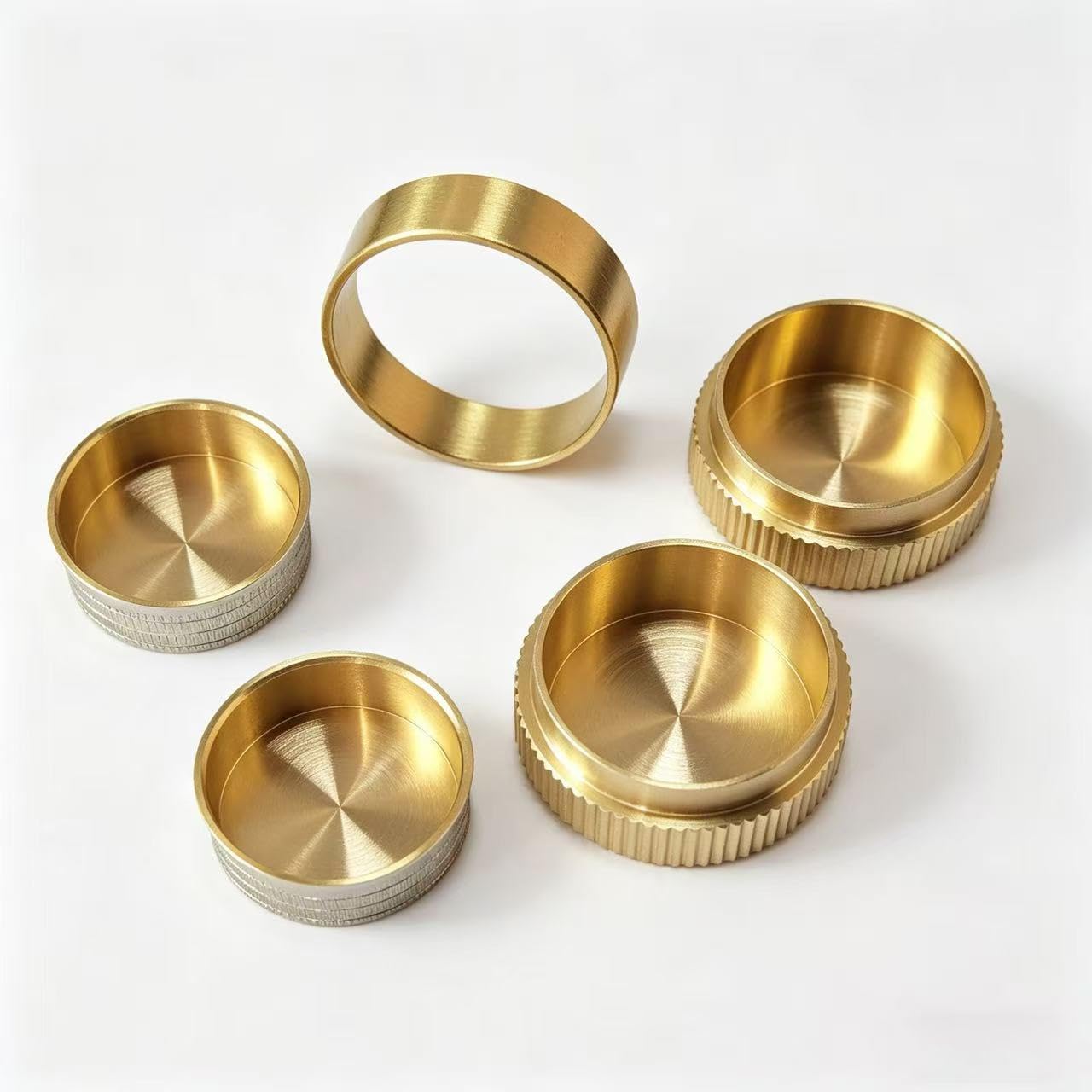 Copper Money Flying Trick Set, a Magic act Accessory Used for Close-up Performances and Street Shows, Featuring the Illusion of Money Infiltration and Transfer.