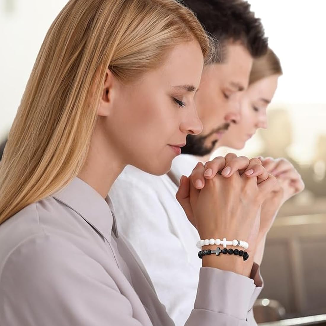 Recitare Le Preghiere Facendo Uso Del Rosario Cattolico Con La Croce E