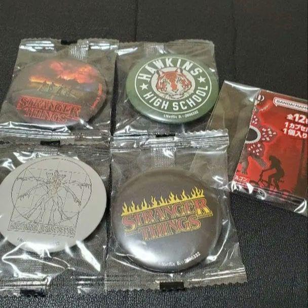 Amazon | ストレンジャーシングス 缶バッジ 4個セット | バッジ | おもちゃ