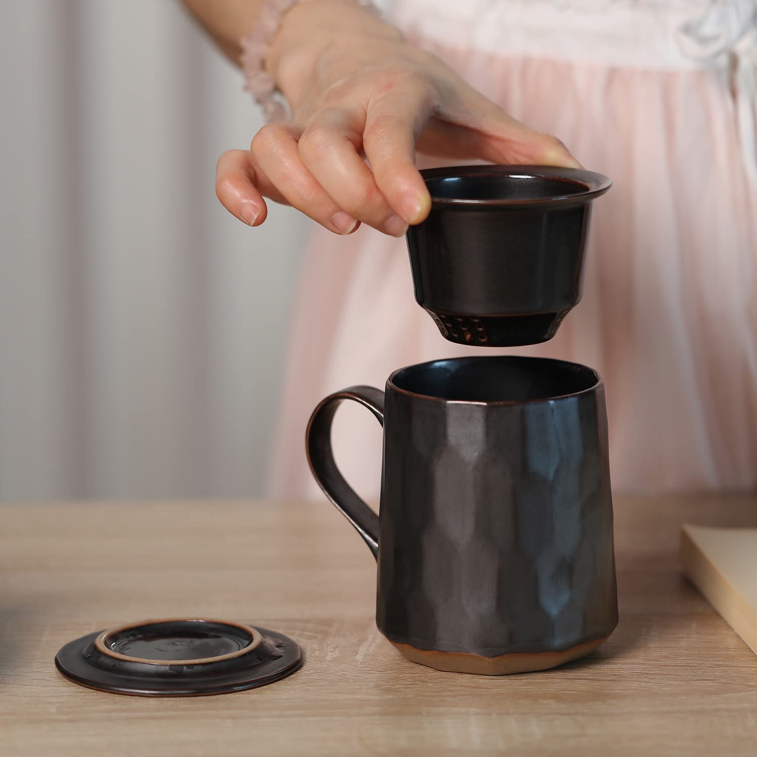 Tasse à thé en poterie avec infuseur et couvercle, tasse à infusion en grès avec filtre à panier, tasse à thé en céramique avec filtre pour la maison et le bureau, aspect géométrique