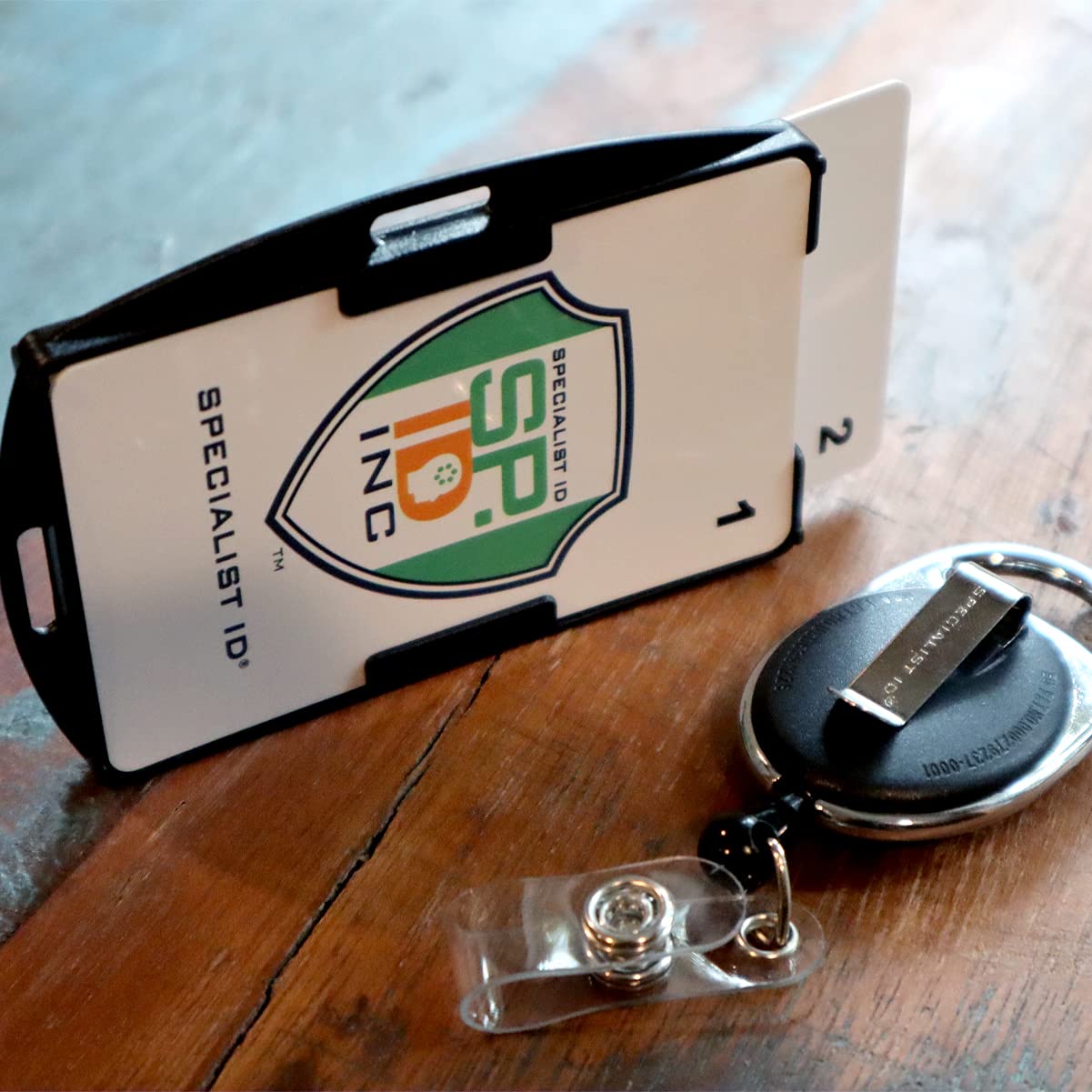 Porta badge con blocco RFID con moschettone retrattile, protezione bifacciale 2 carte – SkimSAFE FIPS 201 – scudo di blocco per segnale radio da 13,56 MHz (nero)