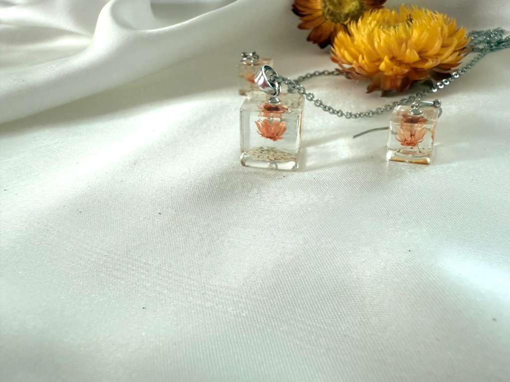 Resin pendant necklace Set with real dried flowers, cube-shaped