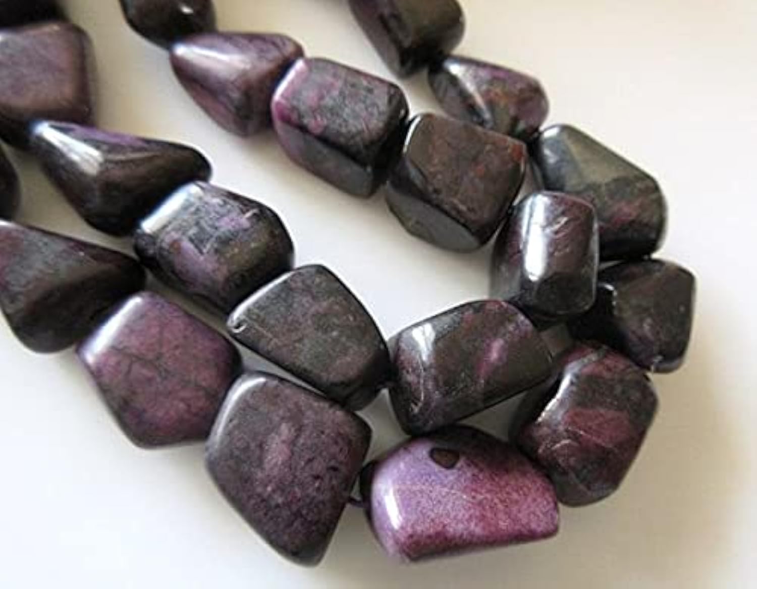 Sugilite stone authentique pour remplacer les fausses pierres de lithothérapie