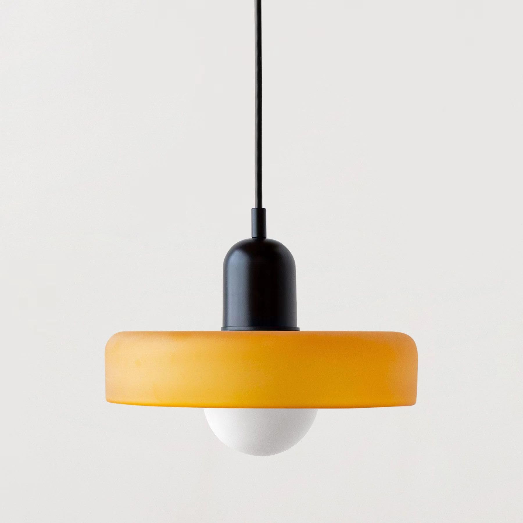 Suspension moderne orange en verre pour illuminer un salon sombre avec style