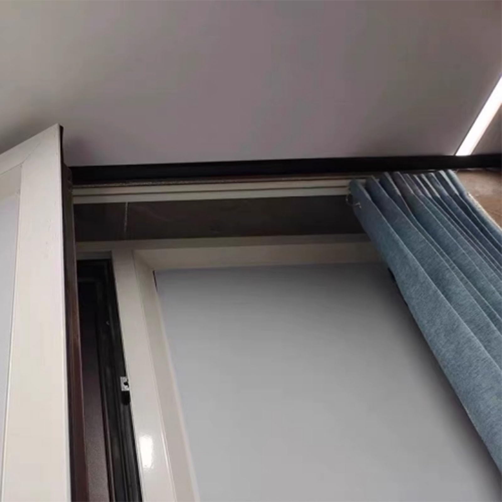 Rail de rideau en alliage d'aluminium ultra-mince, monté sur le dessus avec perforations, conception ultra-mince, adapté aux baies vitrées et aux salles de bains(210cm)
