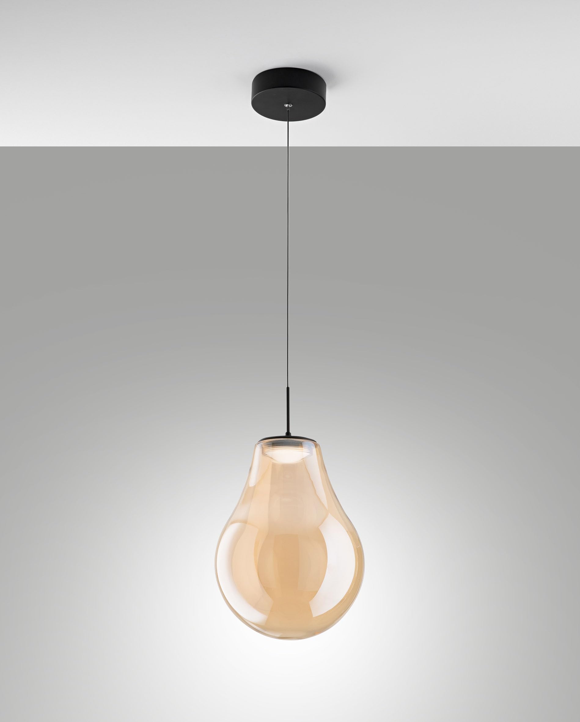 Noa LED pendant light 14W 1510lm, temperature 2700-4000K, variable, metal structure and borosilicate glass, elegant amber finish.