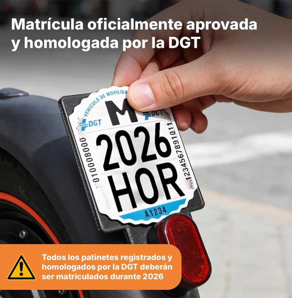 HORO.ES HORO.ES Matrícula Patinete Eléctrico VMP Homologada DGT – Placa Identificativa Vehículo Movilidad Personal Obligatoria 2026 – Resistente y Fácil Montaje in use