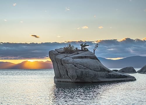 Miniatura 2 de Noah Jigsaw Puzzle USA, Nevada, condado de Washoe, lago Tahoe. Bonsai roca frente a la puesta de sol frijoles brillando bajo una capa de nubes sobre