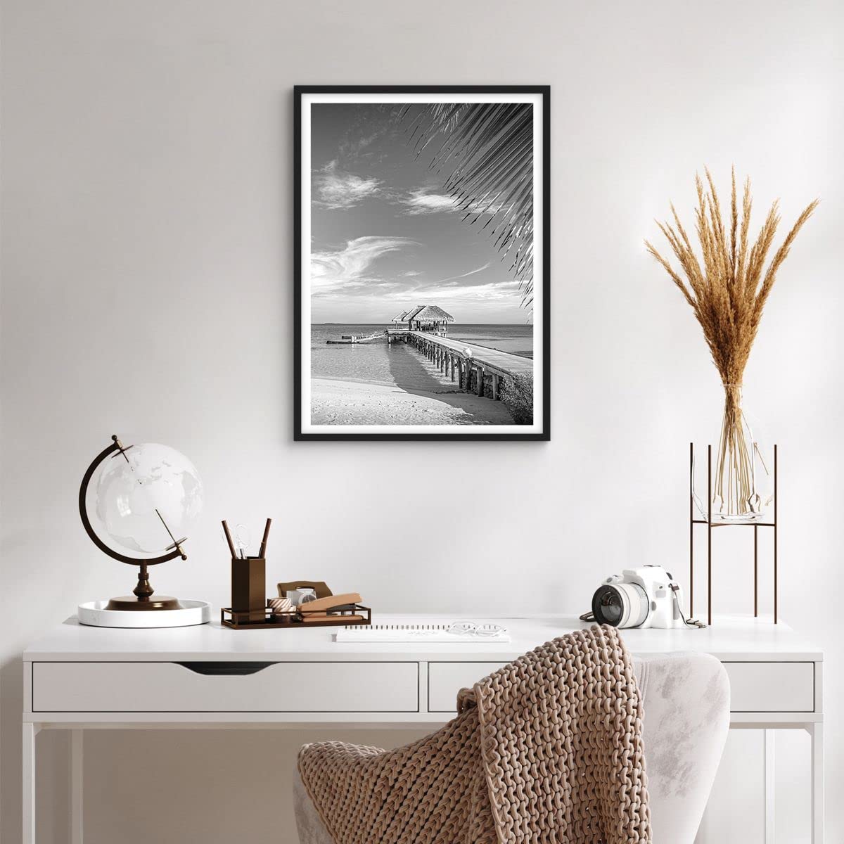 Poster Wandbild Kunstdruck 50x70cm Schwarz-Weiß Landschaften - 4750 - P2B | Paradiesisch Strand Einfarbig Vertikal mit schwarzem Rahmen Wohnzimmer Schlafzimmer Küche Büro Wanddeko Kunstposter ARTTOR