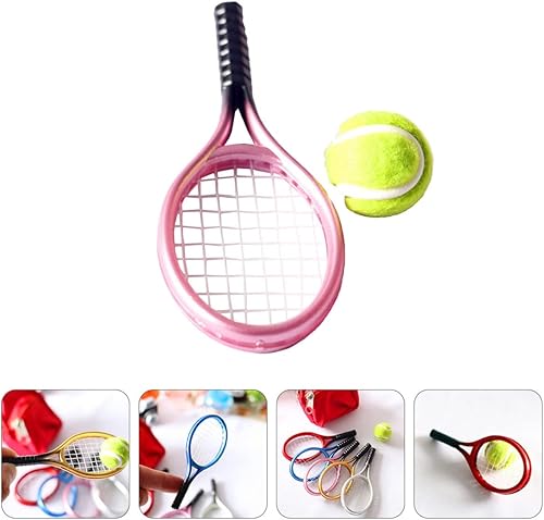Miniatura 7 de TOYANDONA Juego de 6 mini tenis con pelota en miniatura y raquetas aleatorias, accesorios para muñecas deportivas, equipo de jardín de decoración,