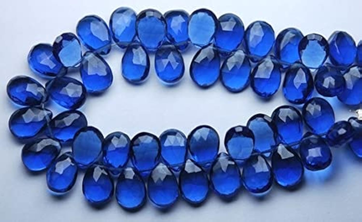 Quartz bleu cyanite en poire pour sublimer vos tenues d'été et bijoux de plage