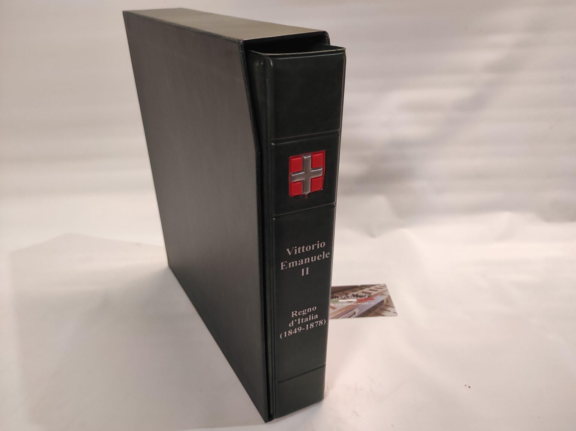 Album Monete da Collezione Regno d'Italia Vittorio Emanuele II, Raccoglitore ad Anelli con Tasche Trasparenti 60x60 mm, Schede Storiche e Custodia Protettiva, Artigianale