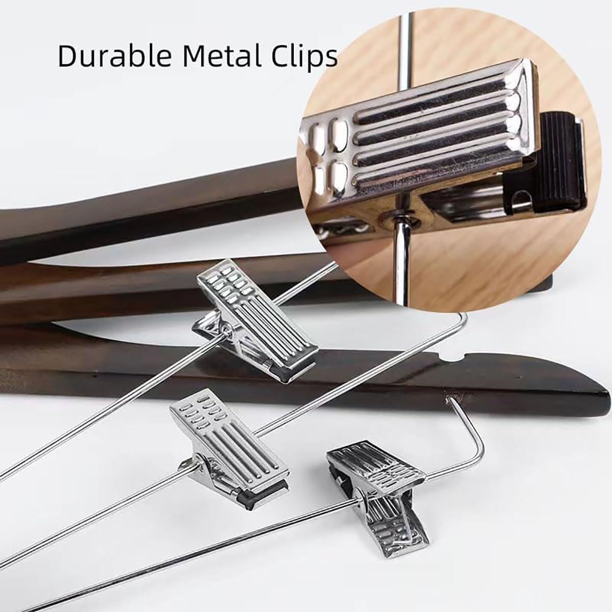 Paquete de 20 perchas de madera para faldas con clips, perchas duraderas para trajes suaves con clips de metal duraderos, perchas de madera de primera calidad para chaquetas, faldas, abrigos