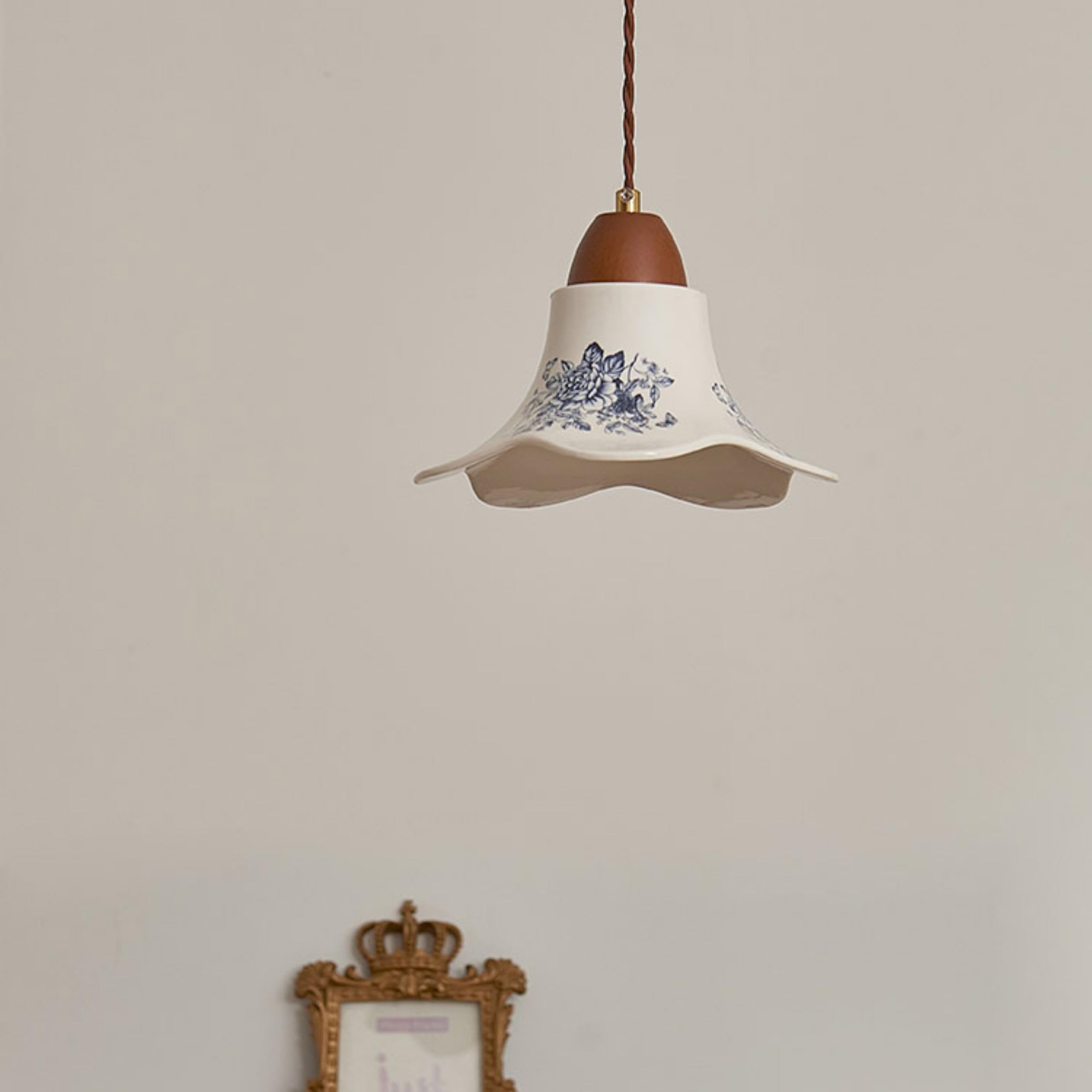 Zawieszenie w stylu vintage z niebieskiej i białej porcelany, z drewnianą podstawą i dekoracyjnym kloszem w kształcie kwiatu. Żyrandol z regulacją wysokości, idealny do sypialni, jadalni