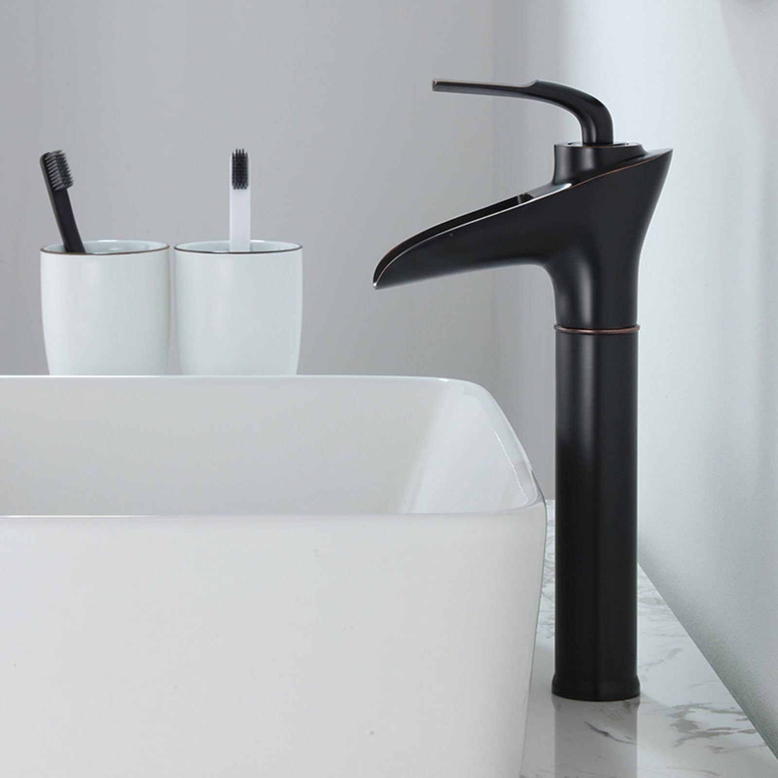 Mitigeur de lavabo cascade noir au design élégant et moderne