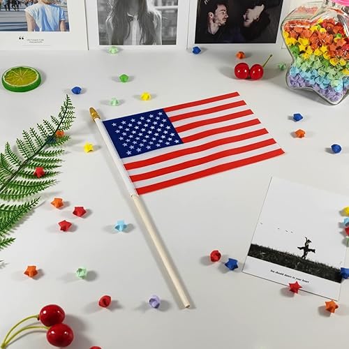 Miniatura 5 de Banderas de mano pequeñas de Estados Unidos para decoración del 4 de julio, Día de los Caídos, poste de madera maciza con parte superior de lanza