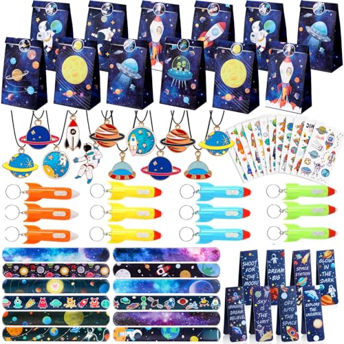 Espace pinata anniversaire garcon contenant un lot de sac cadeau et bracelet slap
