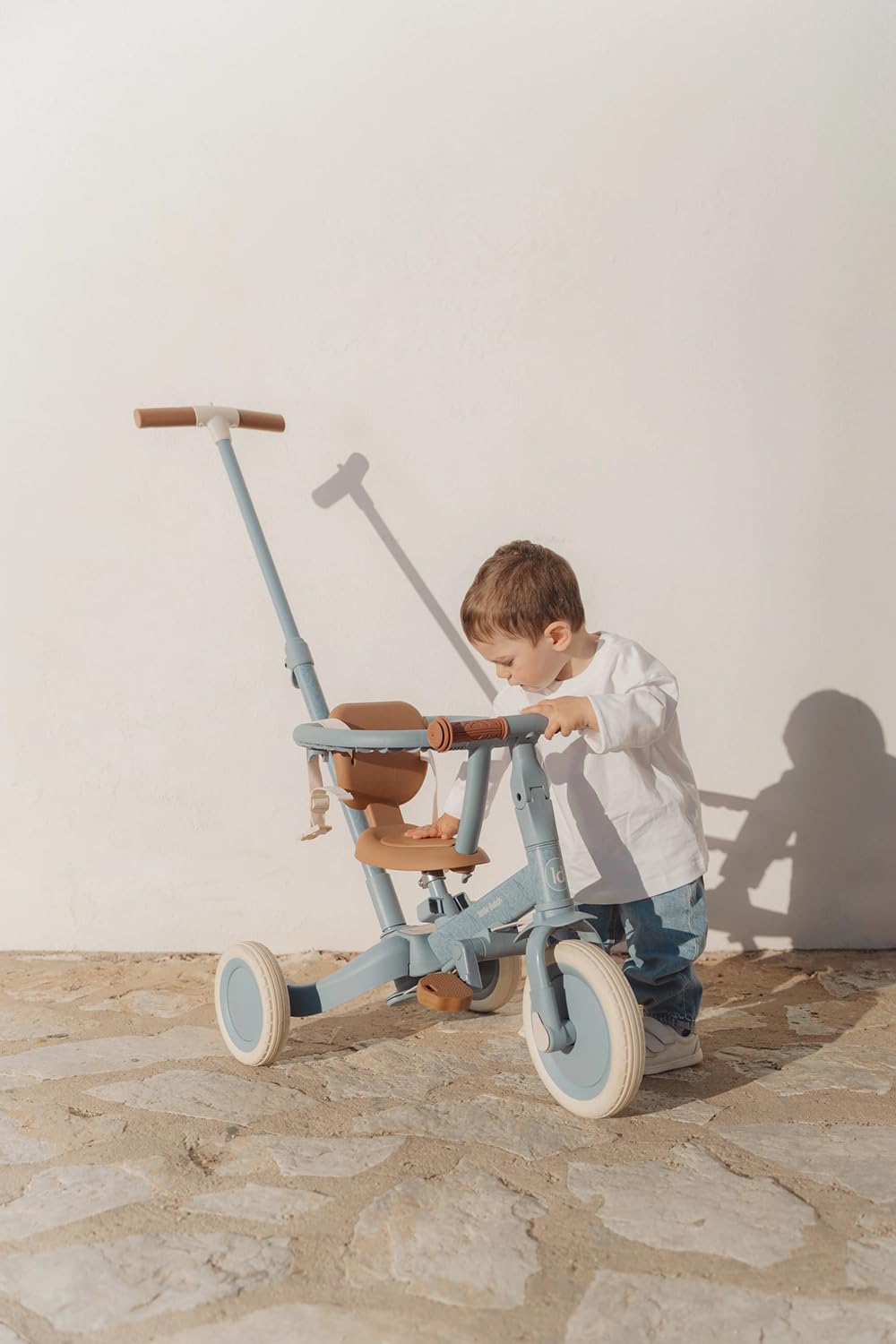 Little Dutch Triciclo 4 en 1, incluye barra de empuje, pedales, cinturón de seguridad y anillo, triciclo infantil, para niños y niñas a partir de 1-3 años, color azul