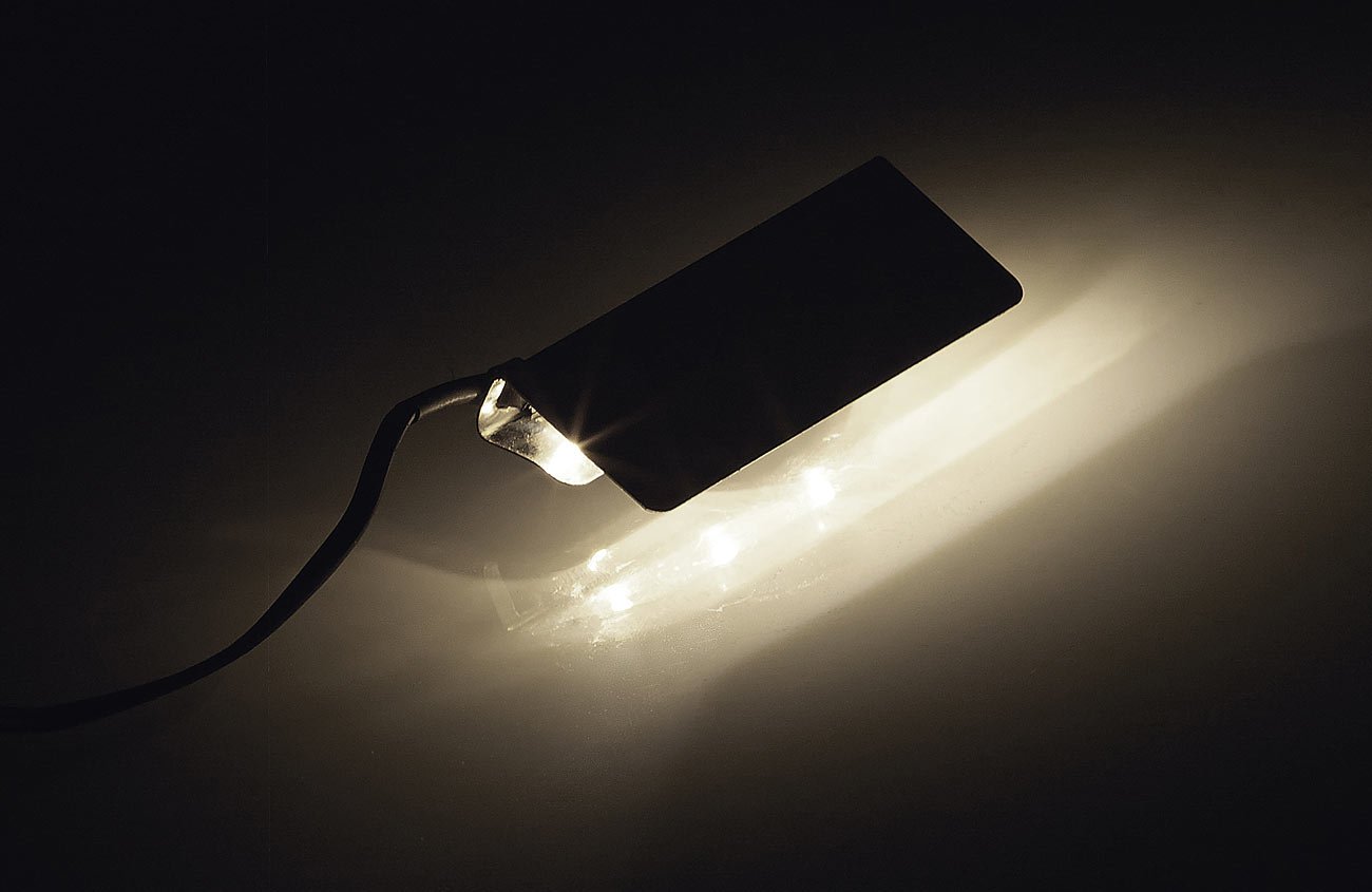 Lunartec Glaskanten Beleuchtung: 4er-Set LED-Glasbodenbeleuchtungen, 16 Klammern mit 48 LEDs (Glas-Beleuchtung, Vitrinenbeleuchtung)
