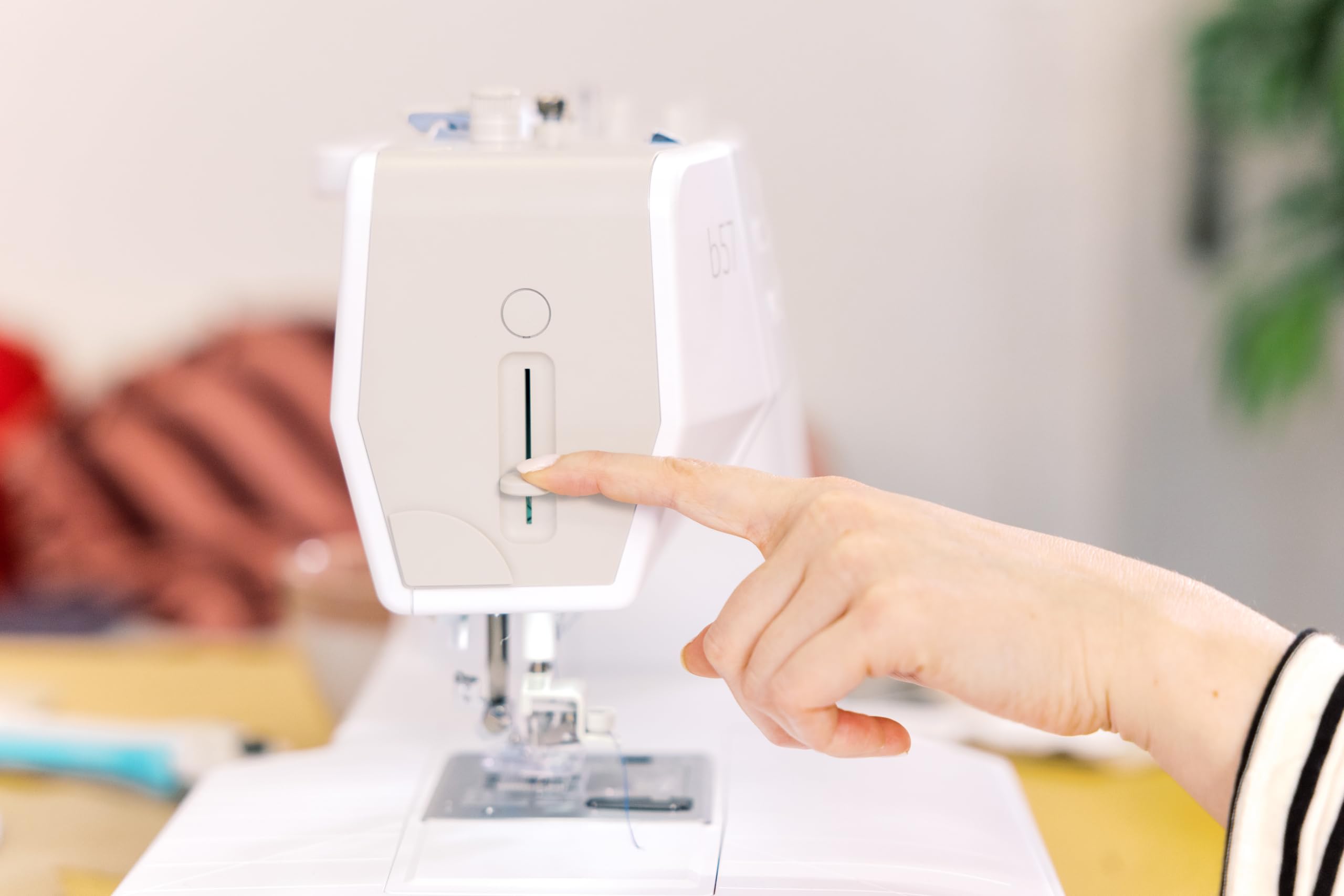 Bernette Machine à coudre et à broder informatisée B59 avec cerceau multi-positions, édition de broderie à l'écran et support pour smartphone