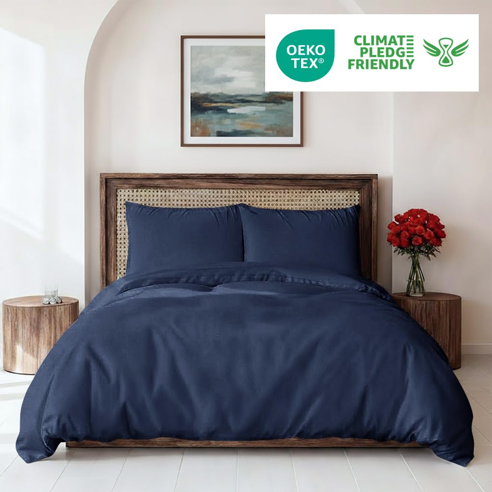 CGK Unlimited Set copripiumino Blu marino 3 pezzi 200x200 cm - Morbido in microfibra poliestere, elegante e resistente con 2 federe 50x80 cm lavabile in lavatrice, con chiusura a cerniera e lacci.