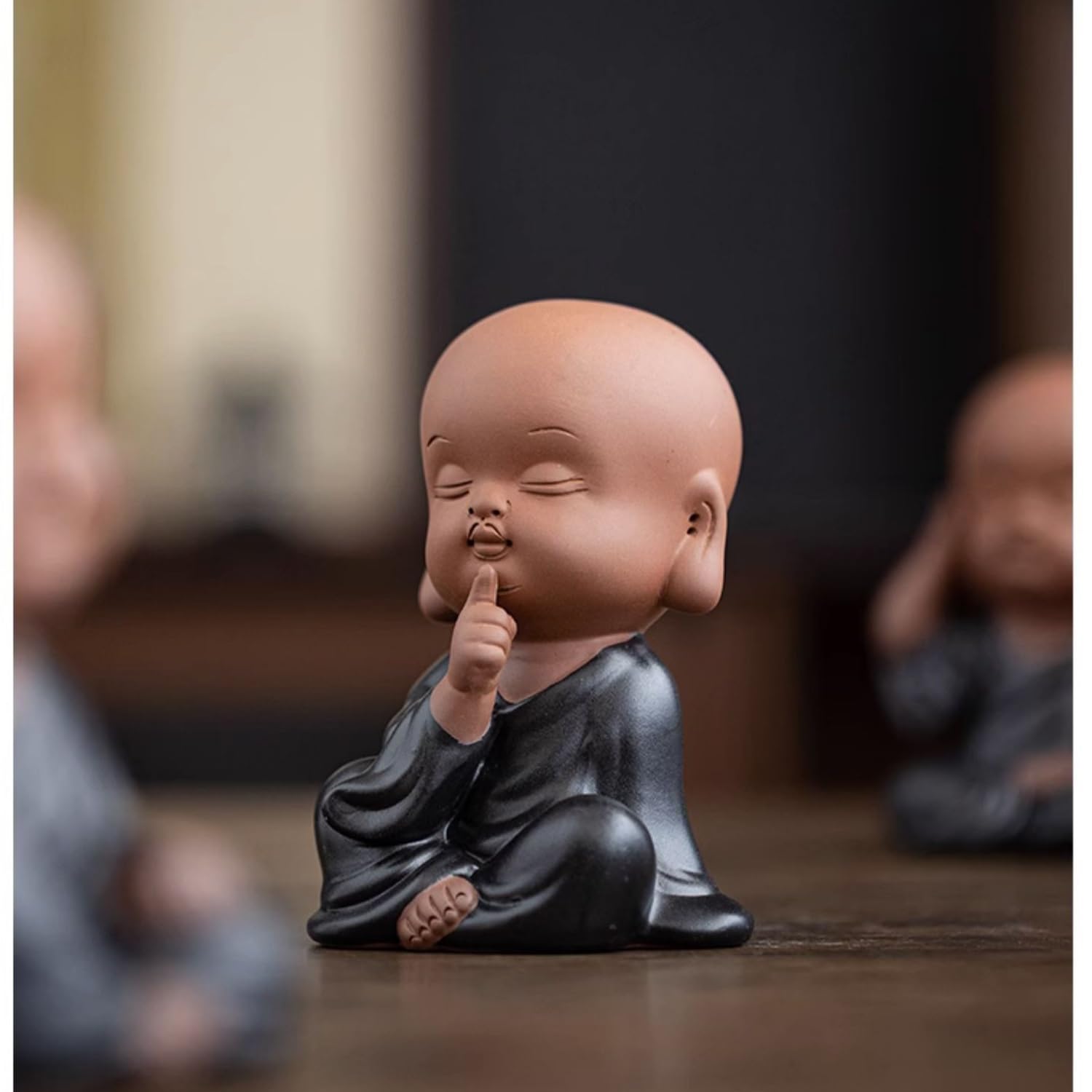figurki zwierzątek， Zabawna czarna figurka mnicha z ubraniami, fioletowy zestaw do herbaty z gliny, akcesoria, statua, ozdoba na biurko, prezenty(A)