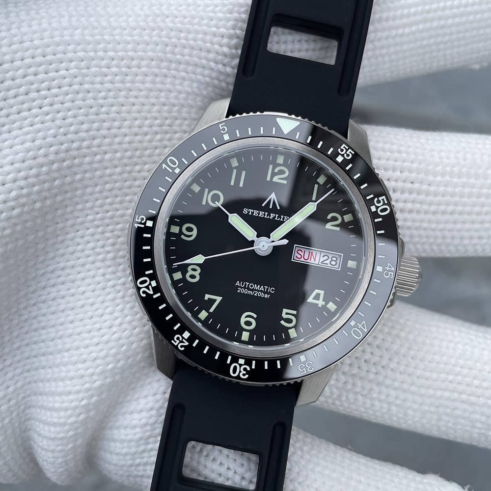 Steelflite Montre automatique de plongée de style militaire avec cadran lumineux, affichage jour-date, étanche jusqu'à 200 m