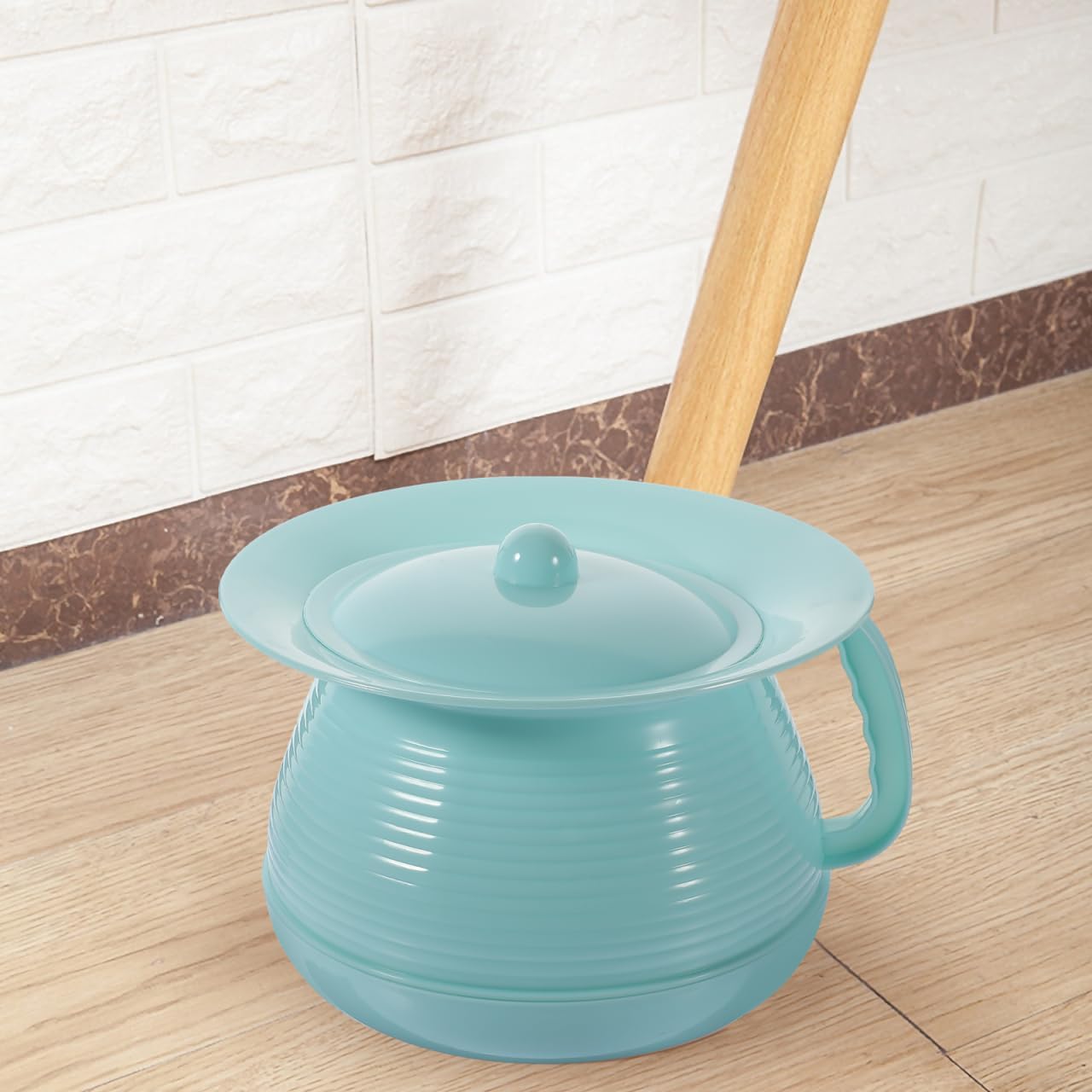 Chamber Pot Urinal Bottles Urine Pot Potty Pee Bucket Bedside Urinal with Lids Portable Toilet Spittoon for Home Hospital Adults Elderly Pregnant Car Travel Use Random Color