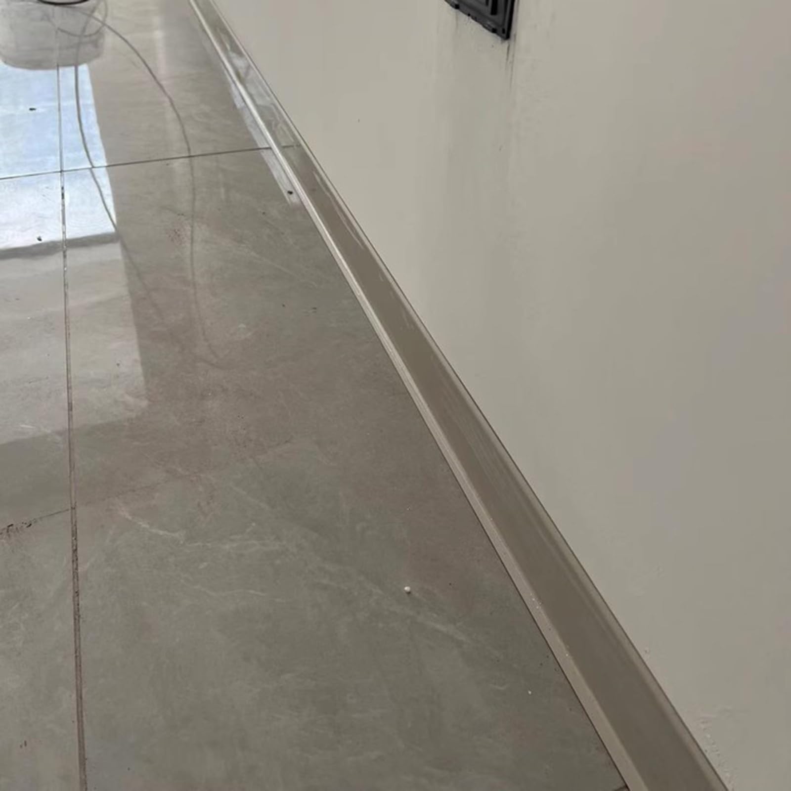 Zócalo Pared Moldura de zócalo de Aluminio Firme, moldura de zócalo Flexible con Accesorios, moldura de zócalo de Piso de Garaje Personalizable, instalación Perforada(H 1.6inch/4cm,L 43ft/13m)