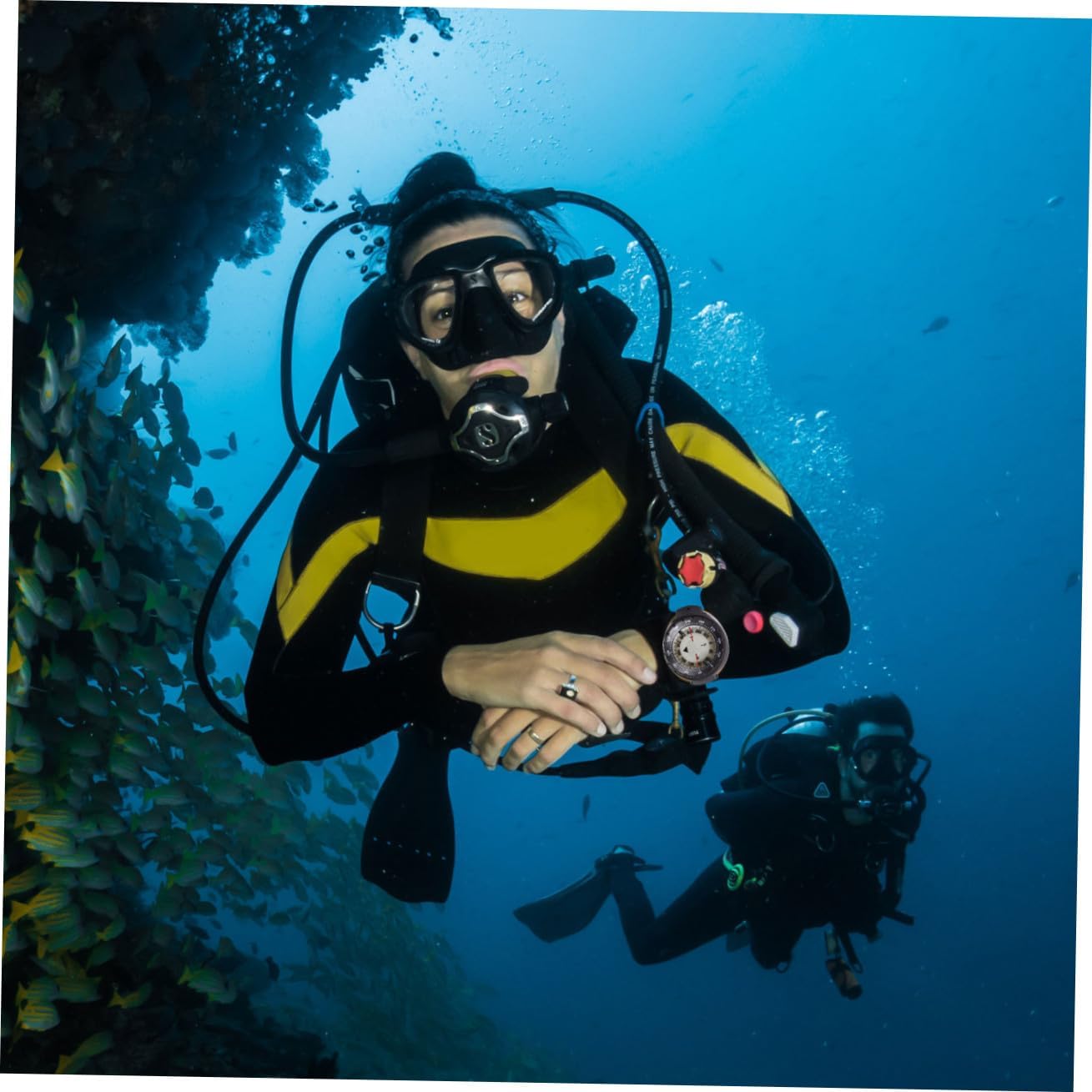 Waterproof Luminous Wrist Compass with Balance Design, Black Portable Watch Strap Compass for Diving Camping Hiking Outdoor Sports