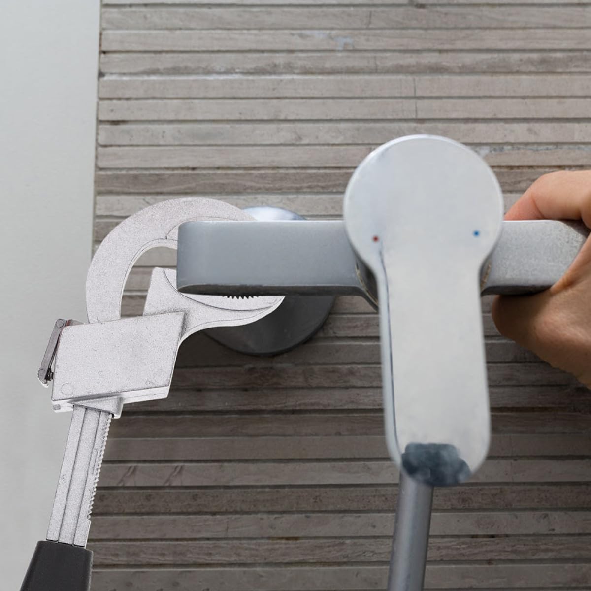 Llave Ajustable Multifuncional para Fontanería Llave Inglesa para Lavabo y Grifo de Baño Herramienta de Acero Resistente con Mango Corto para Uso Cocina y Baño Adecuado para