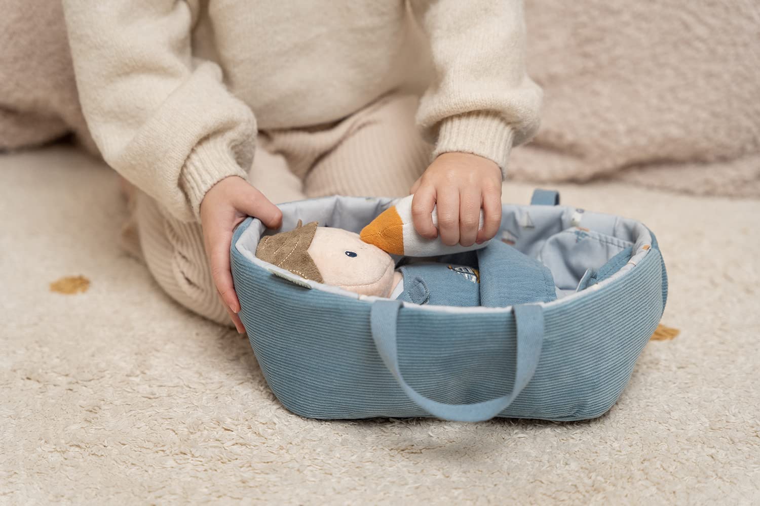 Little Dutch Sailors Bay 4554 - Muñeco de peluche con cesta de transporte y accesorios