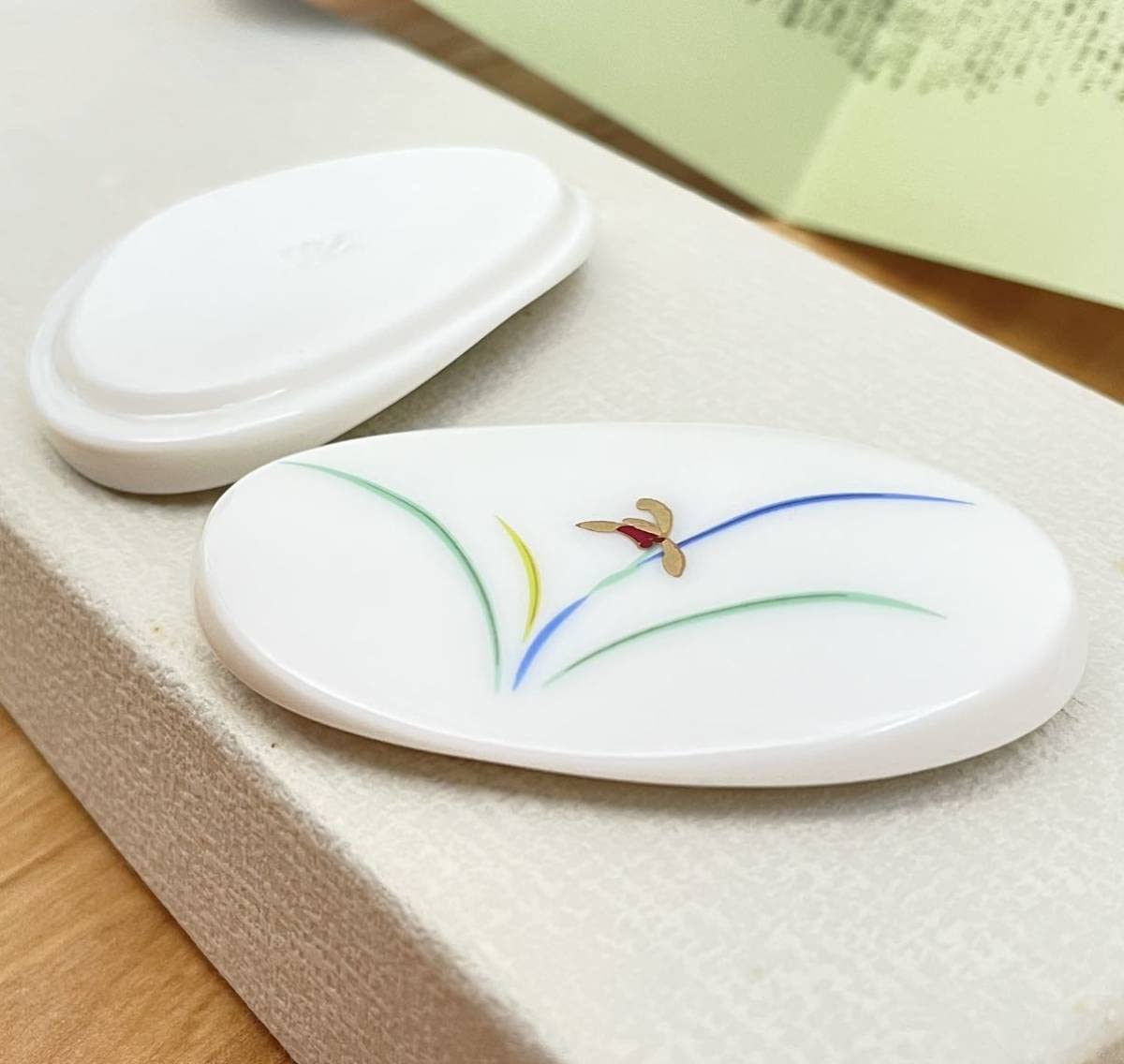 香蘭社　　箸置き　花柄箸置き5個セット　桐箱付き　未使用 Amazon.co.jp: 香蘭社 箸置き 5個入り 有田焼 金彩蘭花 : ホーム＆キッチン
